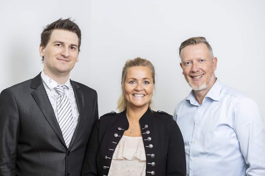 Team på tre specialister inden for retslig inkasso opstillet til portræt.